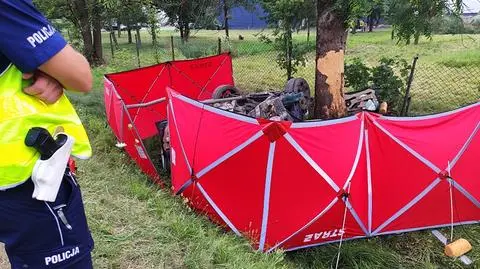 Zjechał na pobocze i uderzył w przydrożne drzewo. 32-latek zginął