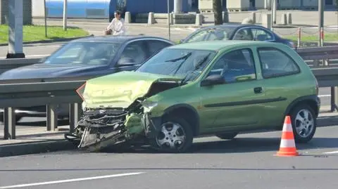 Opel na barierkach. "Ktoś zajechał kierującej drogę" 