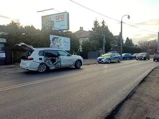 Auto uderzył w słup na Trakcie Lubelskim