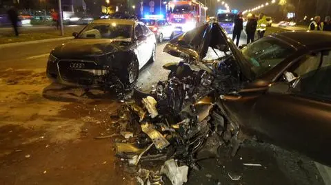 "Czołowe zderzenie z dwoma audi". Poważny wypadek na Ursynowie