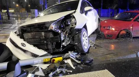 Po zderzeniu dwa samochody utknęły na torowisku