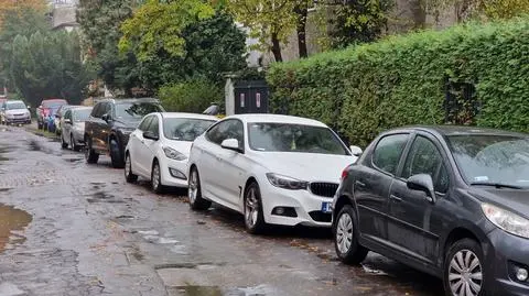 Płatne parkowanie na Saskiej Kępie nie tak prędko. Na razie nie ma parkomatów