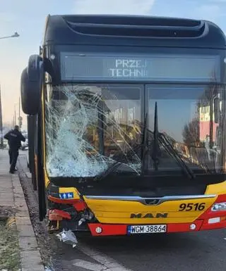 Kolizja z udziałem autobusu miejskiego w Raszynie 