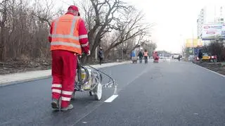 Malowanie pasów na Wólczyńskiej