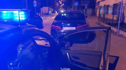 Nie miał tablicy rejestracyjnej. Stwierdził, że nie założy, bo tak auto "wygląda znacznie lepiej"