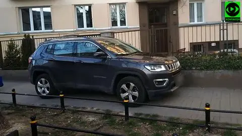 Chciał ominąć śmieciarkę, utknął na chodniku