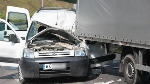 Wbił się w tył auta dostawczego. Jedna osoba ranna