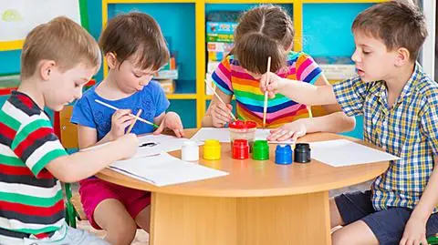 Rodzice skłamali, że wychowują samotnie. Dzieciom odebrano punkty w przedszkolach