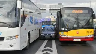 Zakleszczył się między autobusami