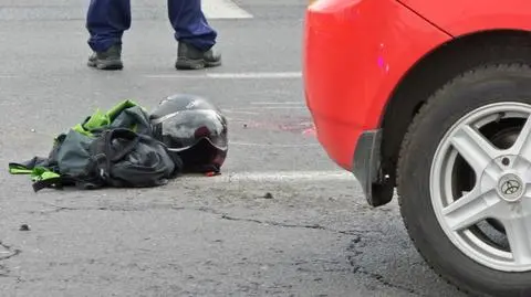 Wyjeżdżała z centrum handlowego, uderzyła w skuter