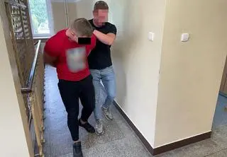 Policjant z zatrzymanym mężczyzną