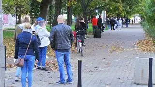 Kolejka do punktu wymazów na Grzybowskiej