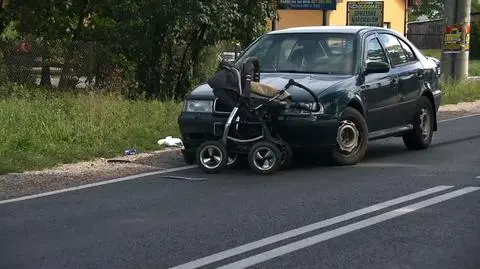 Niemowlę w stanie ciężkim. Wózek potrącony na pasach