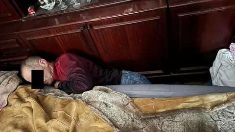 "Ukradł z klatki walizki nowych lokatorek". Przed policjantami schował się pod łóżkiem
