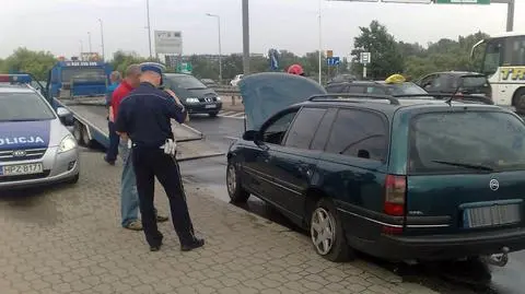Tyłem uderzył w barierki