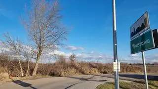 Radiowóz uderzył w drzewo w Dawidach Bankowych