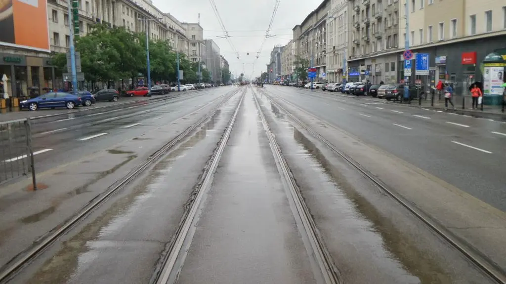 Niecodzienny widok. Al. Jerozolimskie przed południem