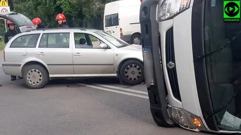 Ciężarówka na boku, rozbita skoda. Kolizja w Ursusie