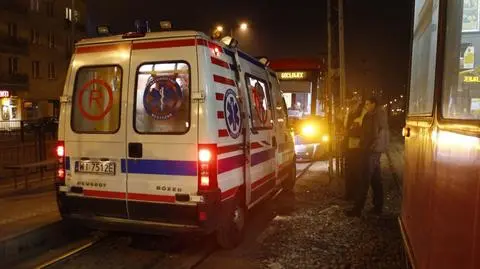 Mężczyzna pod tramwajem przy placu Szembeka