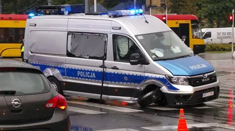 Wypadek z udziałem radiowozu, później potrącenie pieszego