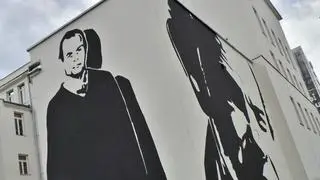 Mural z Jackiem Kuroniem powstał na budynku liceum przy Złotej