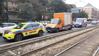 Samochód wjechał w barierki przy przystanku