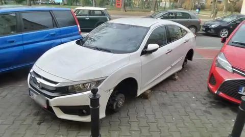 Nowe auto na cegłach. "Nieco uszkodziły podwozie"