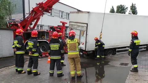 Studzienka zapadła się pod ciężarówką. Auto wyciągają strażacy