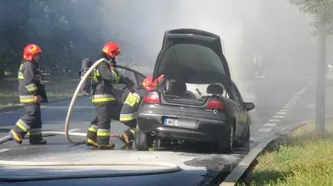 Pożar opla na Żwirki i Wigury. Strażacy zablokowali przejazd