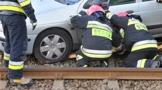 Samochód wjechał na torowisko na Powstańców Śląskich