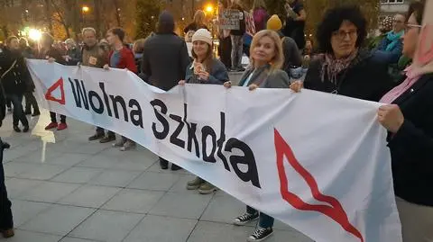 "Cenzura", "wykluczanie nauczycieli", "zamach na edukację domową". Protest przed Sejmem 
