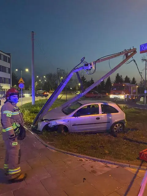 Auto uderzyło w betonowy słup w Wawrze