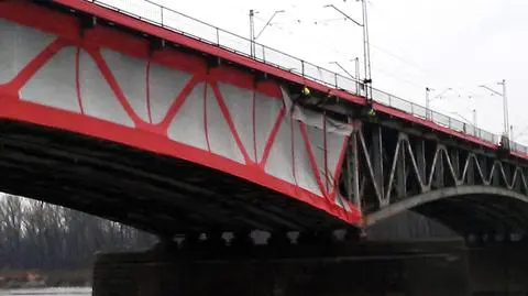 Ściągają płachtę z mostu średnicowego
