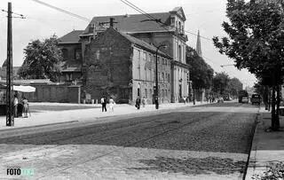 Ulica Leszno z kościołem Narodzenia Najświętszej Marii Panny i przylegającym do niego dawnym klasztorem Karmelitów Trzewiczkowych służącym w czasach carskich jako więzienie