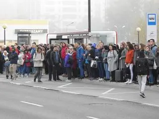 Tłumy pasażerów na przystanku tramwajowym przy stacji Wilanowska