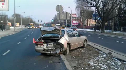Nissan wylądował na pasie zieleni