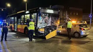 Zderzenie autobusu i auta na Bielanach