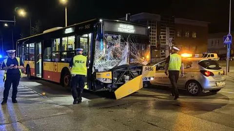 Autobus nocny zderzył się z autem