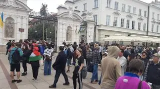 Protest studentów przed bramą główną UW