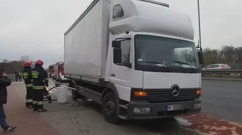 Najechał na łopatę, przedziurawił zbiornik paliwa