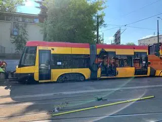 Tramwaj uszkodził bramę w zajezdni przy Młynarskiej