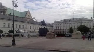 W środę rano na Krakowskim Przedmieściu panował już spokój / fot. Lech Marcinczak, tvnwarszawa.pl