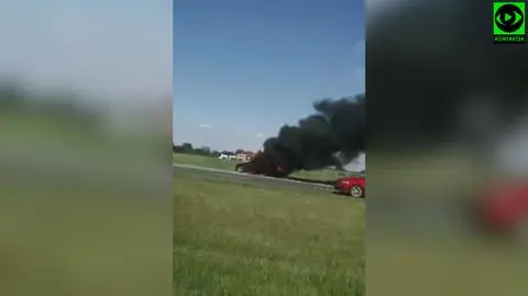 Auto zaczęło płonąć w trakcie jazdy. Kierowca poparzony, nad ulicą kłęby dymu