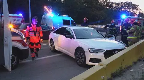 Wisłostrada stanęła po dachowaniu. "Mnóstwo rozsypanych elementów uszkodzonych pojazdów"