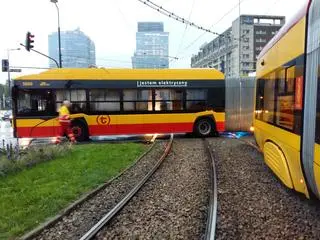 Autobus zablokował przejazd przez plac Zawiszy