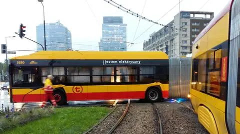 Zabrakło prądu. Autobus zablokował plac Zawiszy