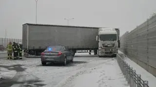 Tir zablokował pasy ruchu na S2