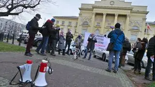 Obywatele RP odczytują wyroki ws. wolności zgromadzeń