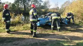 Z jeziorka w Wilanowie wyłowiono wrak samochodu