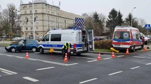 Zderzenie samochodu osobowego i karetki na Wołoskiej